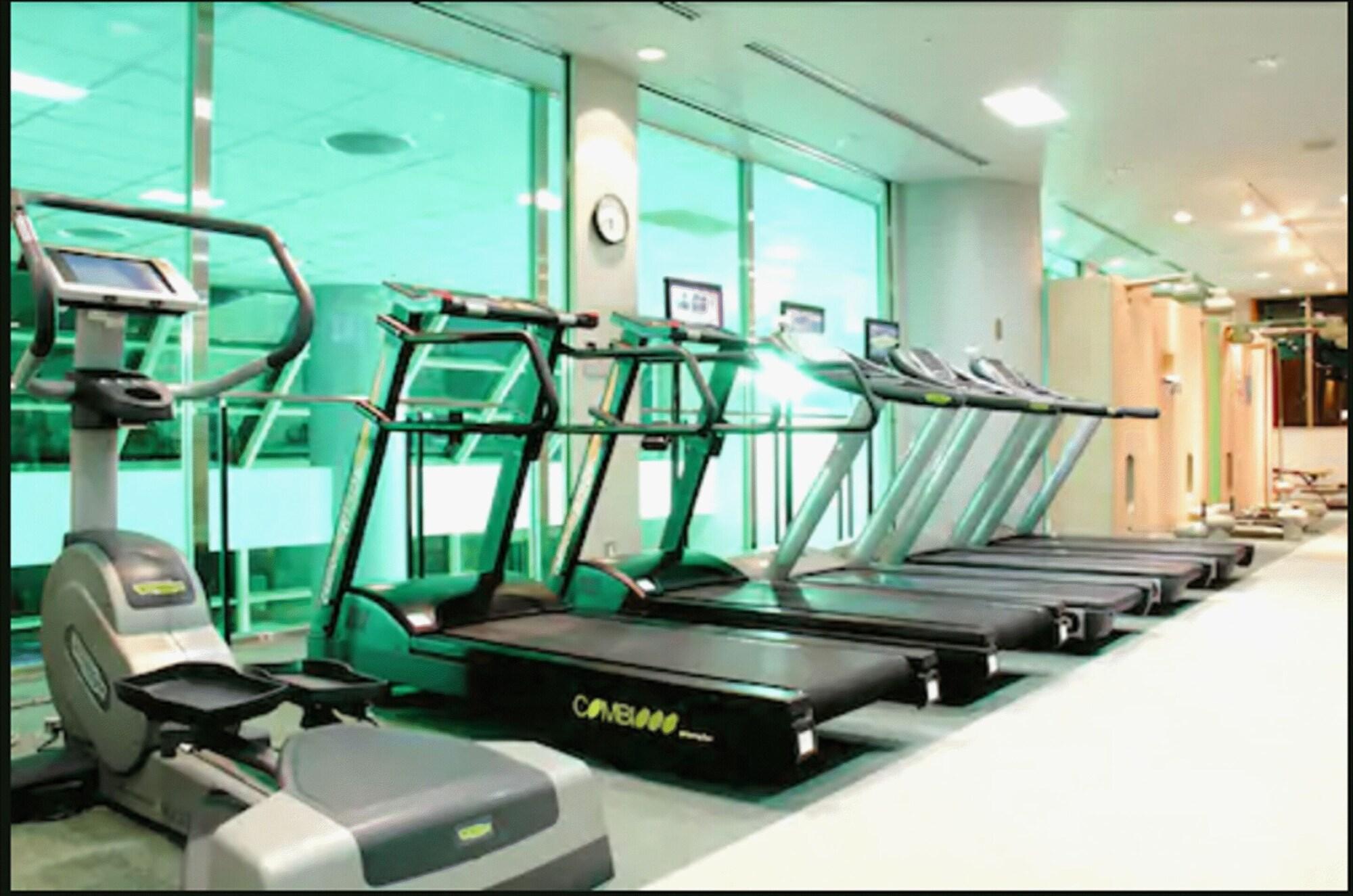 Royton Sapporo Hotel Buitenkant foto A row of treadmills