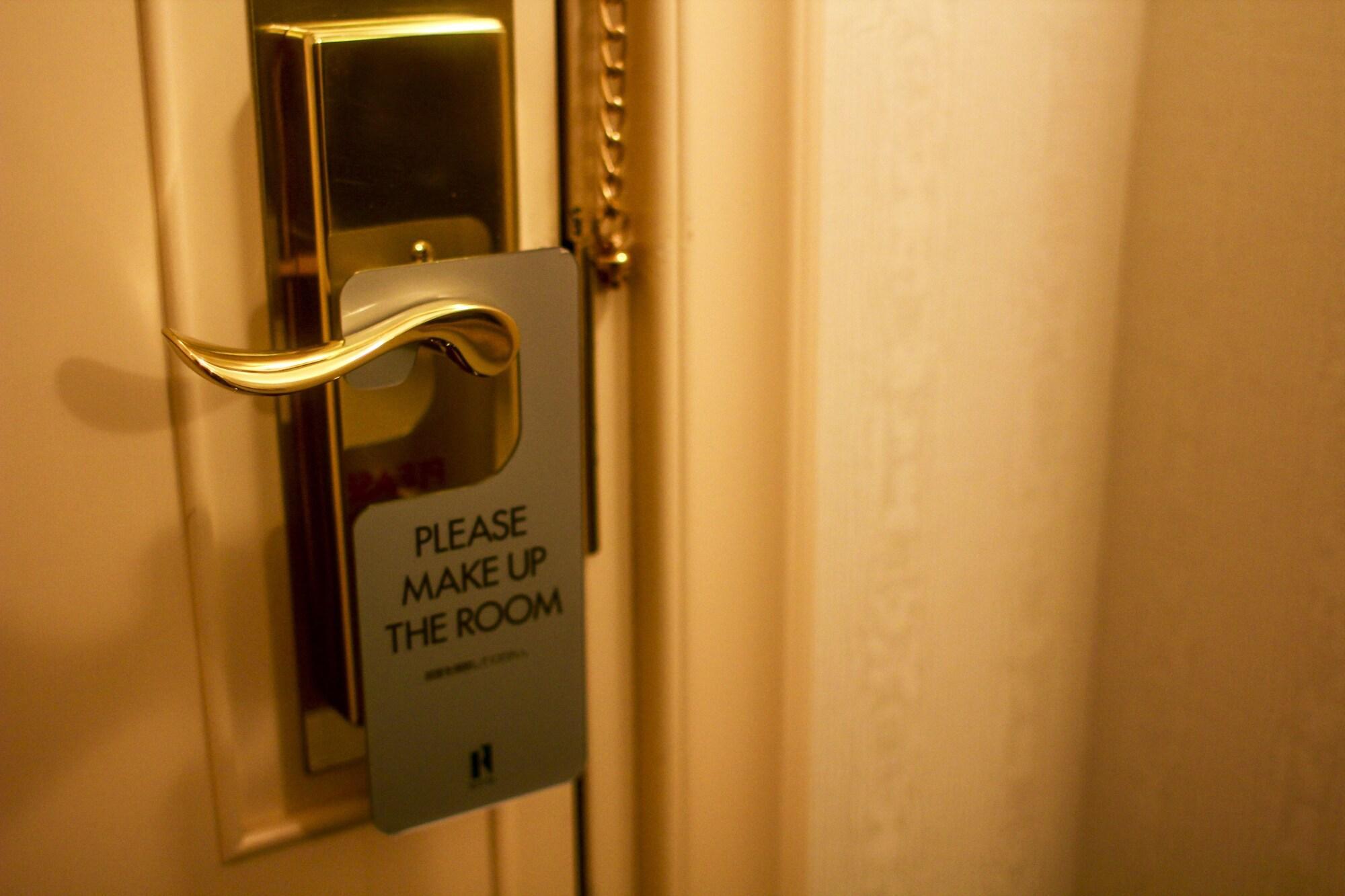 Royton Sapporo Hotel Buitenkant foto A door sign requesting a maid service