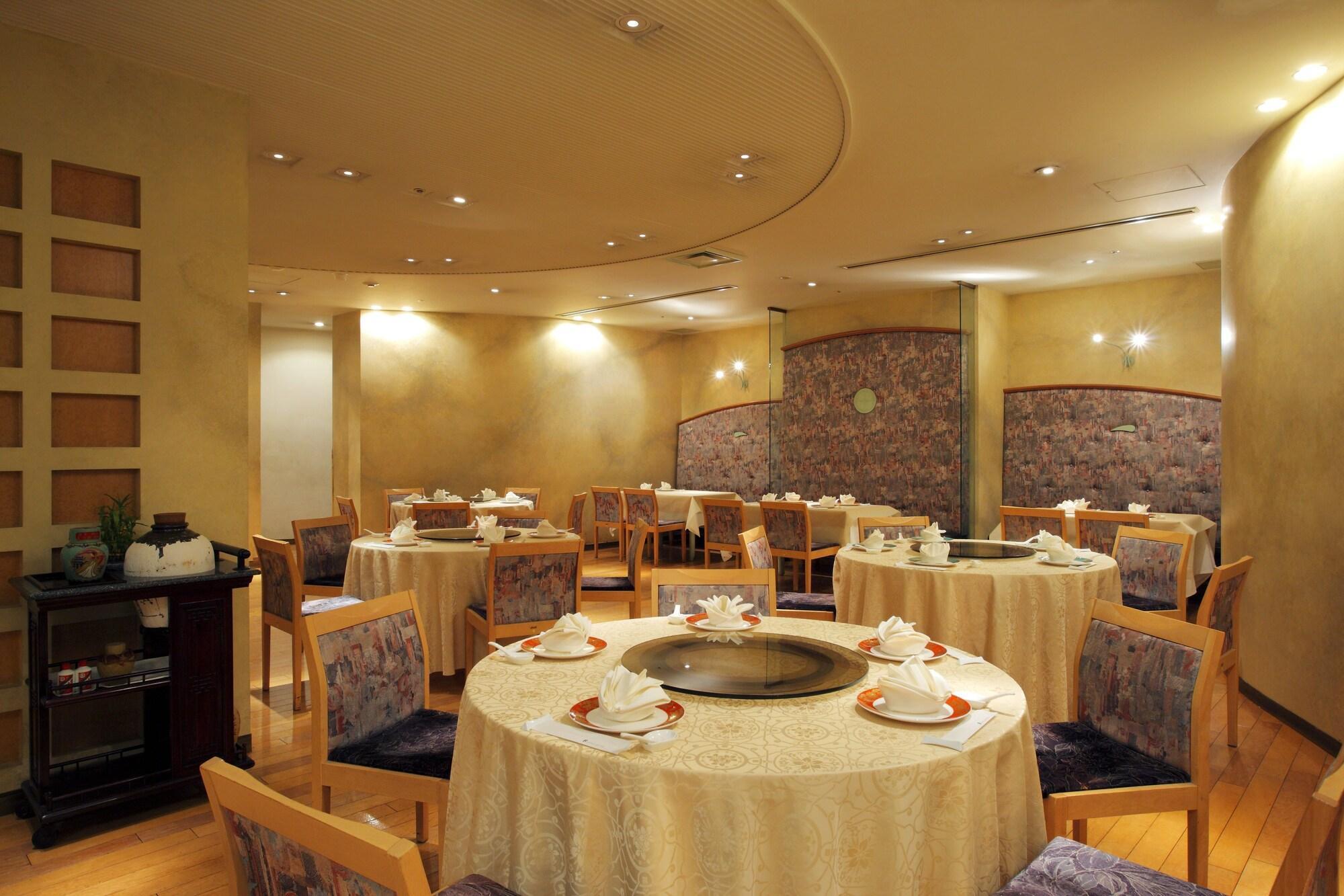 Royton Sapporo Hotel Buitenkant foto Interior of a restaurant in Hong Kong